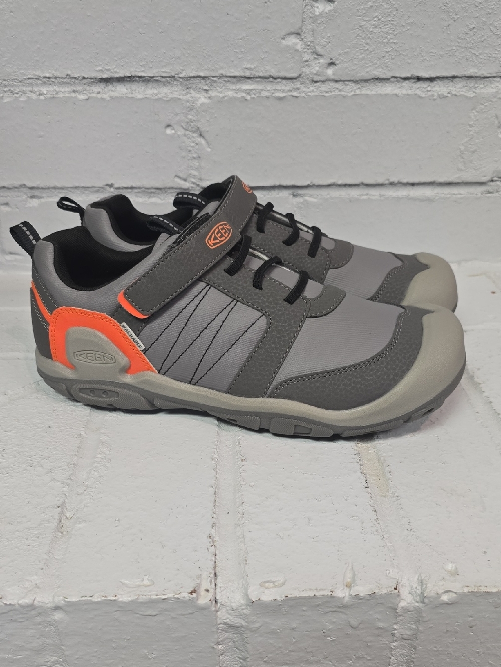 KEEN Youth Gray and Orange Knotch Peak Sneakers.